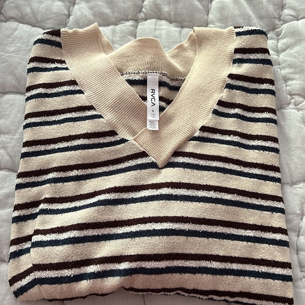 Size Large RVCA sweater - Picture 3 of 3